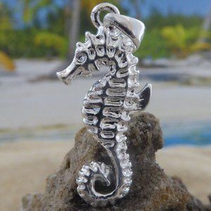 Beautiful Sterling Silver Seahorse pendant
